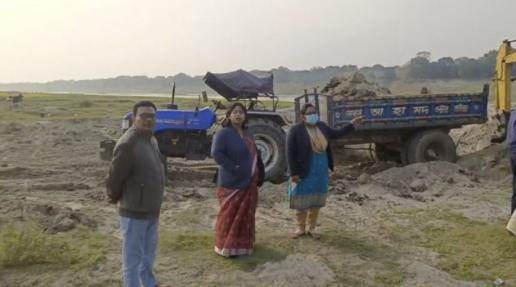 চাঁপাইনবাবগঞ্জে মহানন্দা নদীতে অবৈধভাবে বালু উত্তোলনের দায়ে ২ লক্ষ টাকা জারিমানা