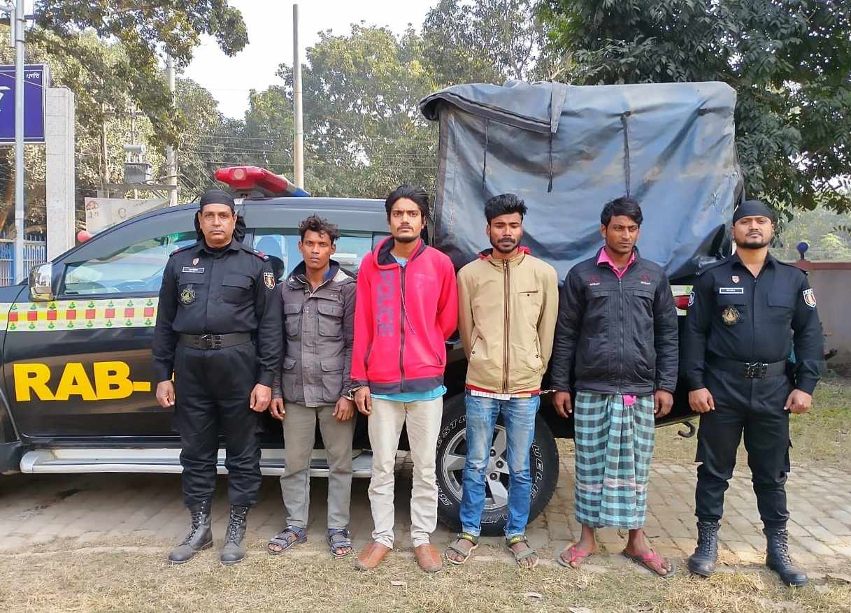 চাঁপাইনবাবগঞ্জে র‌্যাবের অভিযানে কিশোর গ্যাং এর লিডার সহ ৪ জন সক্রিয় সদস্য গ্রেফতার 