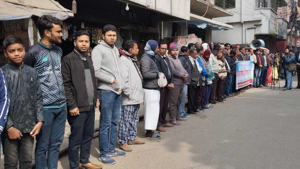 চাঁপাইনবাবগঞ্জে পূজা উদযাপন কমিটির মানববন্ধন ও বিক্ষোভ কর্মসূচি পালিত 