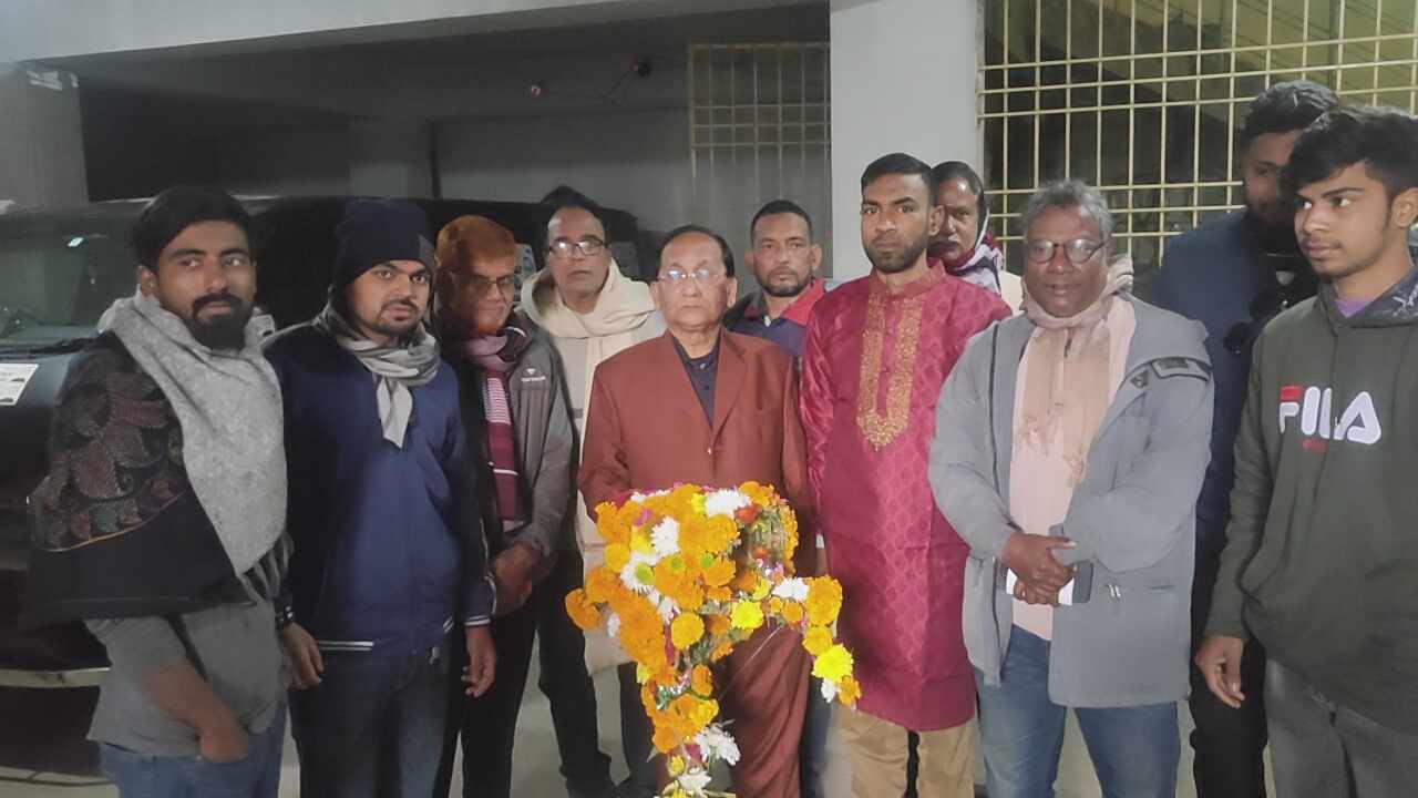 আওয়ামীলীগের অকুন্ঠ সৈনিক নজরুল নৌকার আদলে তৈরী গাছ, এমপি ওদুদ বিশ্বাসকে উপহার দিলেন