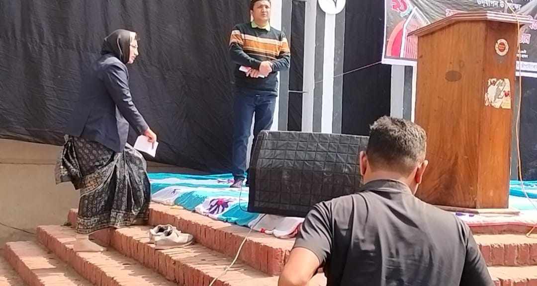 জেলাজুড়ে সমালোচনার ঝড় শহীদ মিনারের সিঁড়িতে জুতা পায়ে এসিল্যান্ড, ভাইস চেয়ারম্যান ও সমাজসেবা অফিসার
