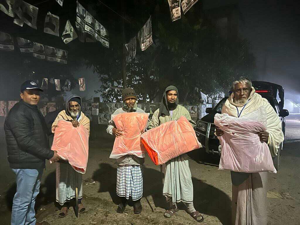 সন্দ্বীপ থানা পুলিশের উদ্যোগে নাইটগার্ডদের মাঝে শীতবস্ত্র বিতরণ 