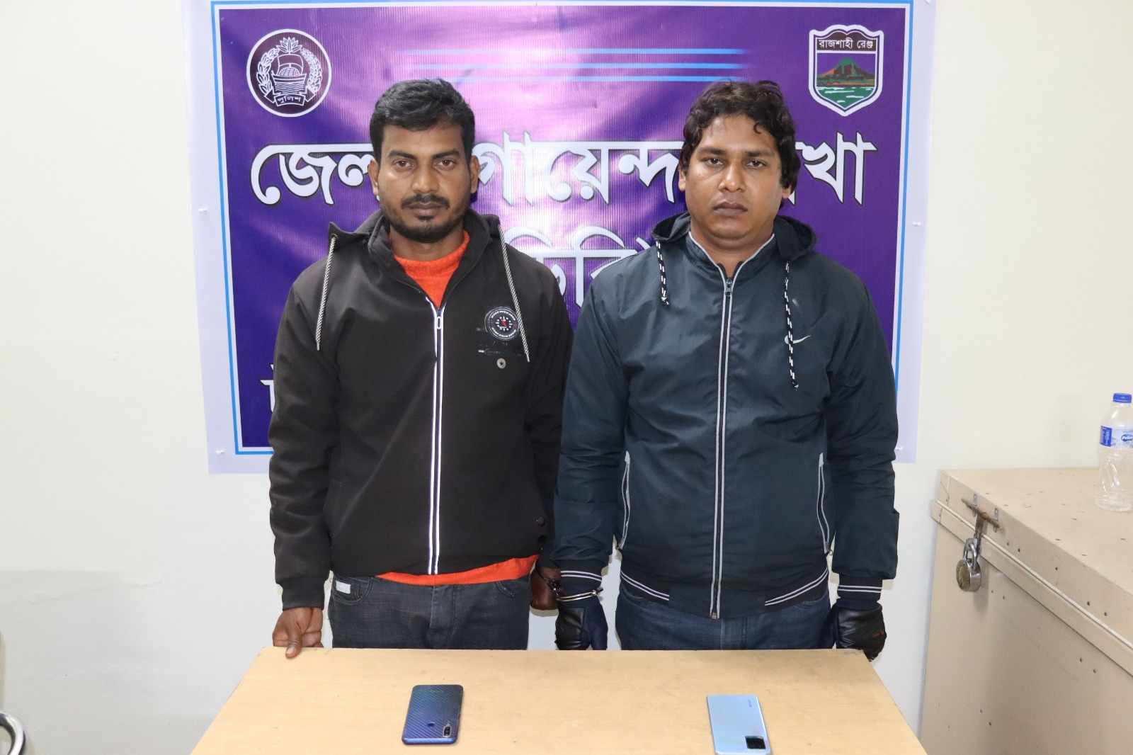 চাঁপাইনবাবগঞ্জে পুলিশে চাকুরী দেয়ার প্রতারণার দায়ে দু'প্রতারককে গ্রেফতার করেছে ডিবি