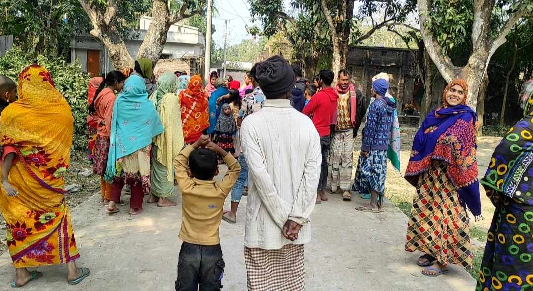চাঁপাইনবাবগঞ্জের শিবগঞ্জে আধিপত্যর জেরে বোমাবাজি, পুলিশের ব্যাপক তৎপরতা 