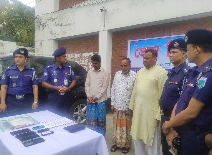 চাঁপাইনবাবগঞ্জ পুলিশের সাফল্য। বিলাসবহুল গাড়ি ও অপহরণকারী চক্রের হোতা সহ গ্রেফতার-৩ 