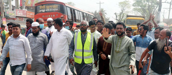 মুরাদনগরে কুমিল্লা-সিলেট মহাসড়কে নেমে গেলেন উপজেলা চেয়ারম্যান কিশোর পাল্টে গছে যানজটের চিত্র