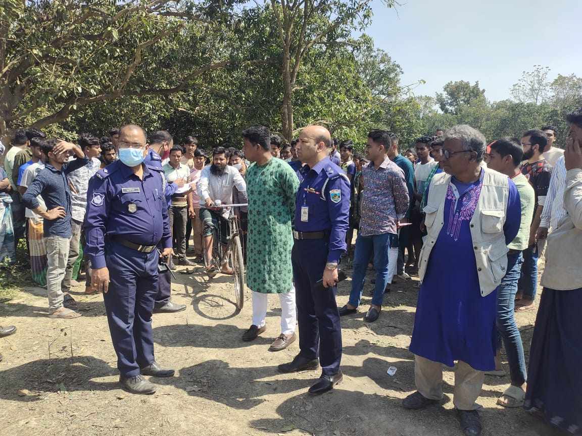 চাঁপাইনবাবগঞ্জের রামচন্দ্রপুরহাটের পদ্মা নদীর বাঁধে ভ্যান চালকের আগুনে পুড়া মরদেহ উদ্ধার করেছে পুলিশ