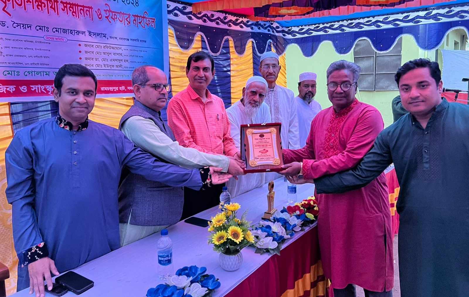 চাঁপাইনবাবগঞ্জে উঠান এর আয়োজনে ইফতার মাহফিল, পুরস্কার বিতরণ, গুণিজন ও কৃতি শিক্ষার্থীদের সন্মাননা 