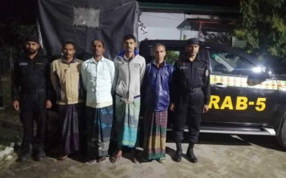 চাঁপাইনবাবগঞ্জে মাদক সেবন ও বিক্রয়ের দায়ে চার জনকে আটক করেছে র‍্যাব
