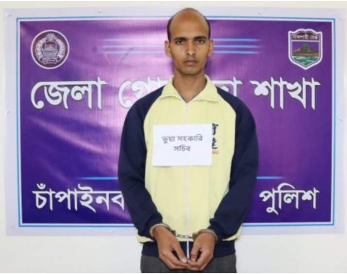 চাঁপাইনবাবগঞ্জে ভুয়া সহকারী সচিবকে গ্রেফতার করেছে পুলিশ 