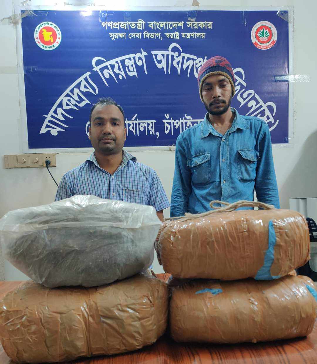 চাঁপাইনবাবগঞ্জ ডিএনসির অভিযানে মাদক সহ ৪ জনকে গ্রেফতার 