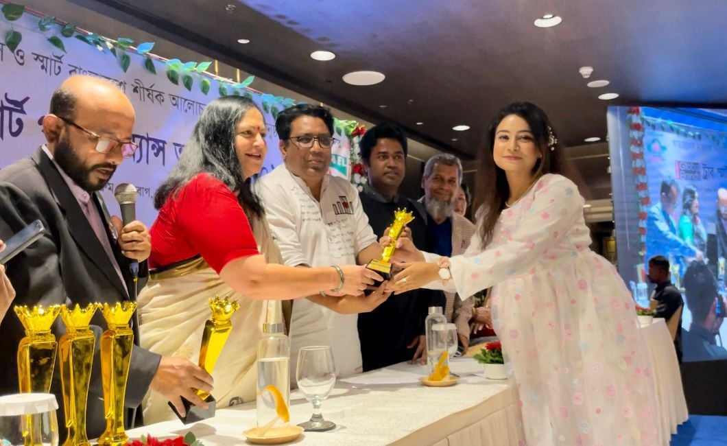 ট্রাব স্মার্ট পারফরম্যান্স অ্যাওয়ার্ড-২০২৪ এ ভূষিত সঙ্গীত শিল্পী পুষ্পিতা