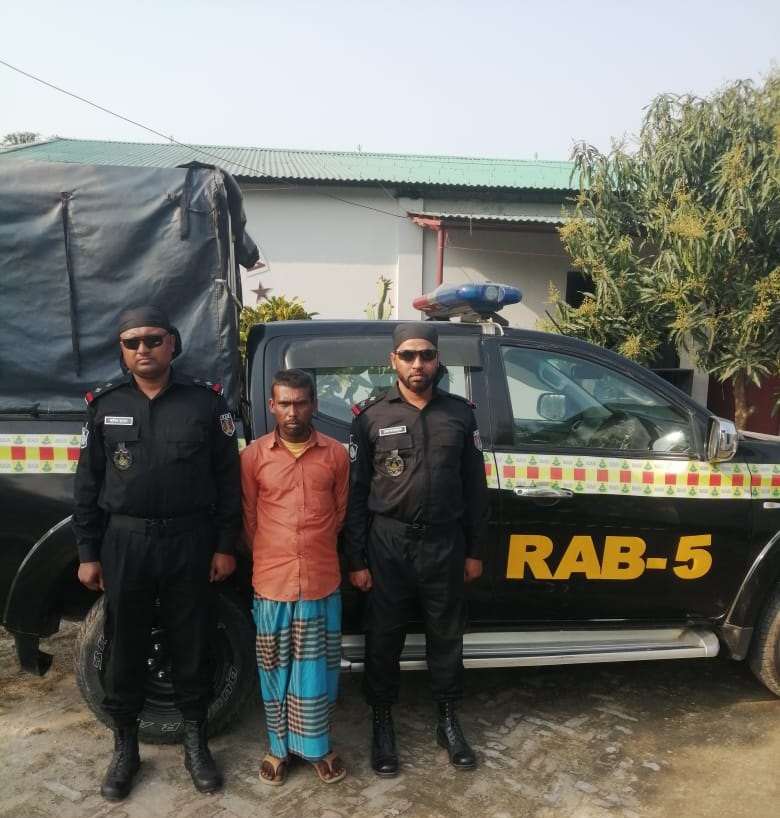 চাঁপাইনবাবগঞ্জে ইয়াবা সহ এক মাদক ব্যবসায়ীকে আটক করেছে র্র্যাব