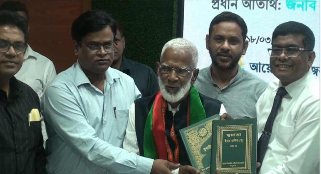 চাঁপাইনবাবগঞ্জের কৃতি সন্তান সদ্য একুশে পদক প্রাপ্ত জিয়াউল হককে বই উপহার