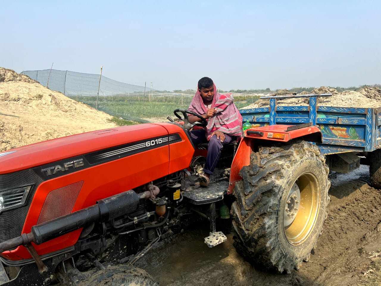 চাঁপাইনবাবগঞ্জে মাটি খেঁকো সিন্ডিকেট পদ্মা নদী পাড় এলাকায় মাটি কাটতে আবারও সক্রিয় 