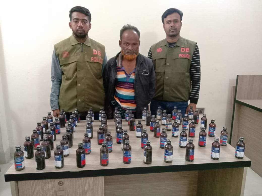 কুষ্টিয়ার ডিবি পুলিশের অভিযানে ফেনসিডিলসহ আটক ১