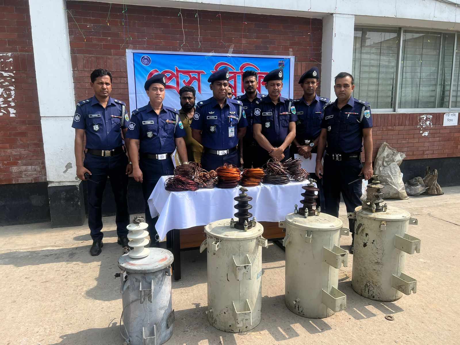 চাঁপাইনবাবগঞ্জে ট্রান্সফরমার চুরি চক্রের দুইজন গ্রেপ্তার চারটি ট্রান্সফরমার উদ্ধার