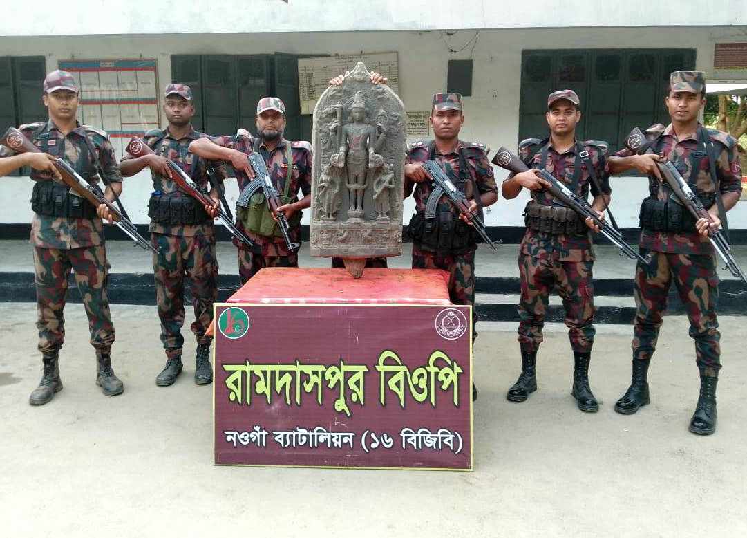 গোমস্তাপুর সীমান্তে বিষ্ণু মুর্তি আটক