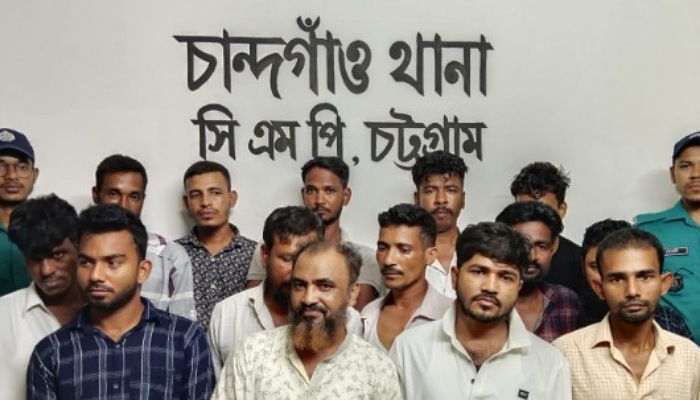 চান্দগাঁওয়ে জুয়ার আসরে অভিযান, সরঞ্জামসহ ১৪ জন আটক