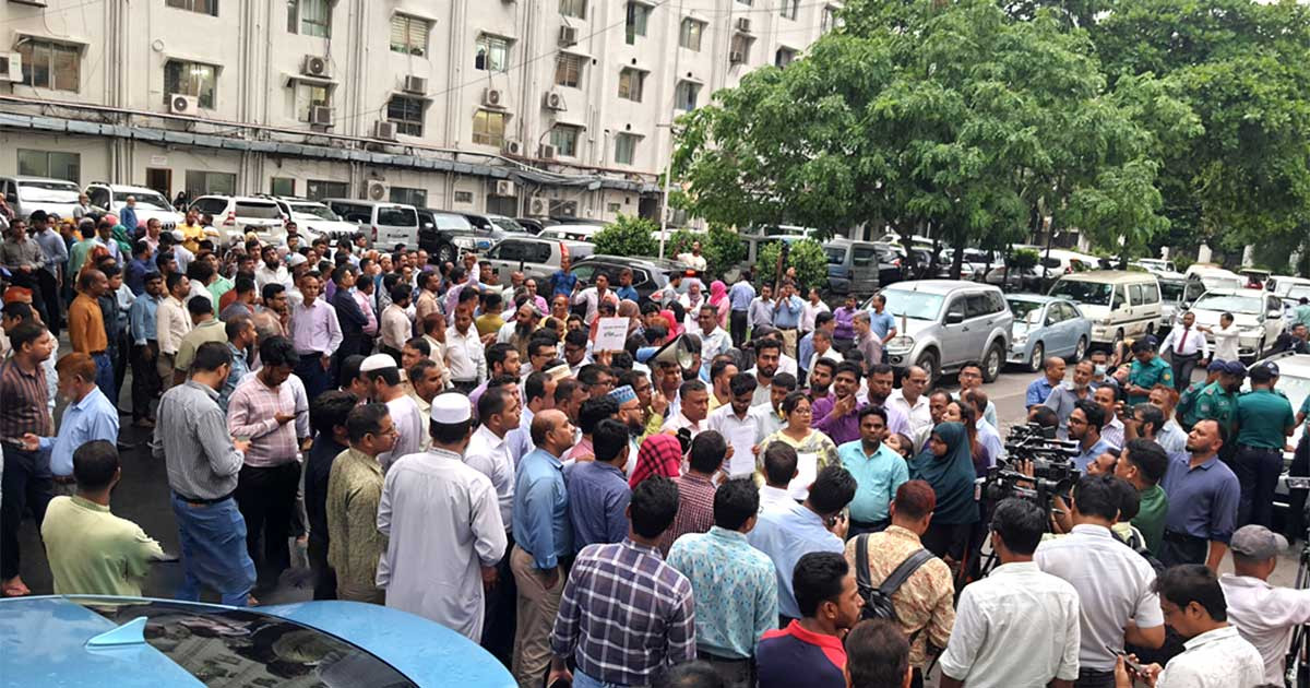 প্রধান উপদেষ্টা ফিরেছেন, আজই ইতিবাচক ঘোষণা চান সচিবালয়ে বিক্ষোভকারীরা