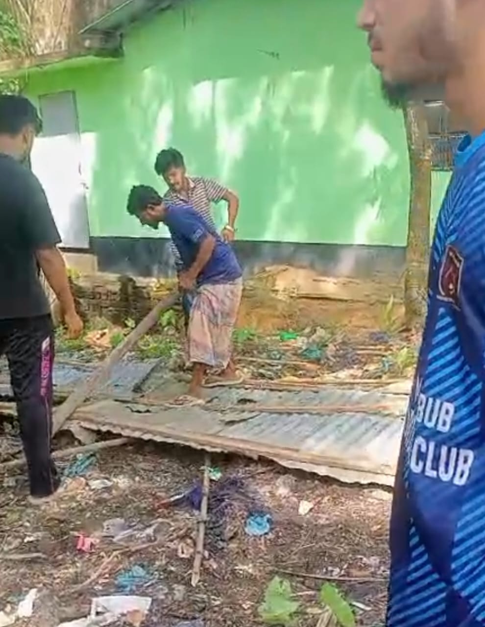 লামার ইয়াংছা আওয়ামিলীগ নেতার তান্ডব,লুটপাট: প্রতিবন্ধি শিশু ও পিতাকে কুপিয়ে জখম