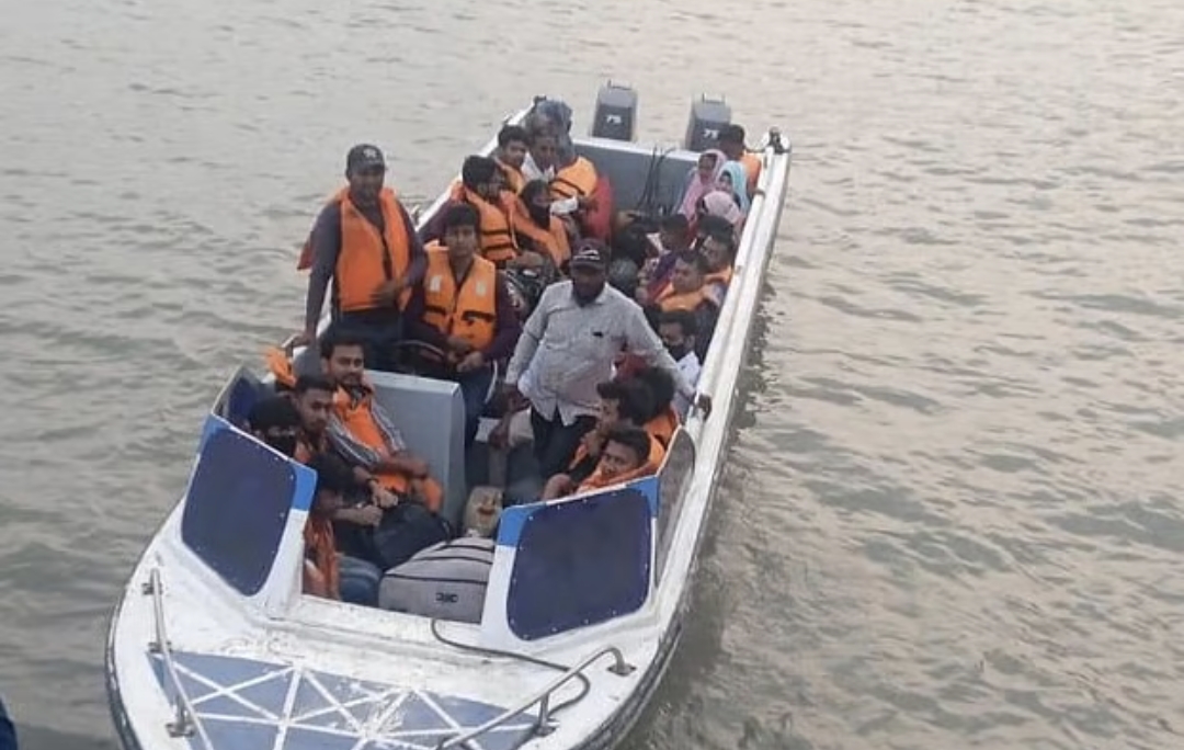 দুর্ভোগের ৮ দিন পর সন্দ্বীপে স্পিডবোট চলাচল শুরু